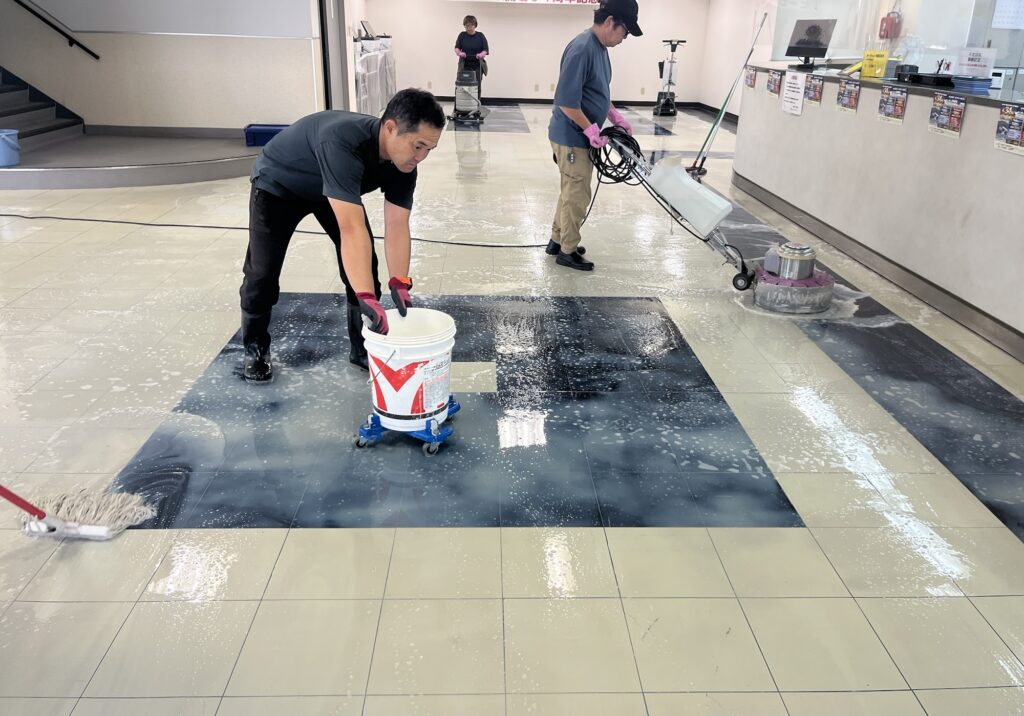 オークション会場　床剥離洗浄